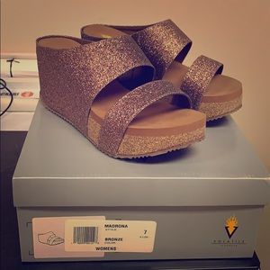 Volatile Sz 7 Bronze Platform Madrona Sandal